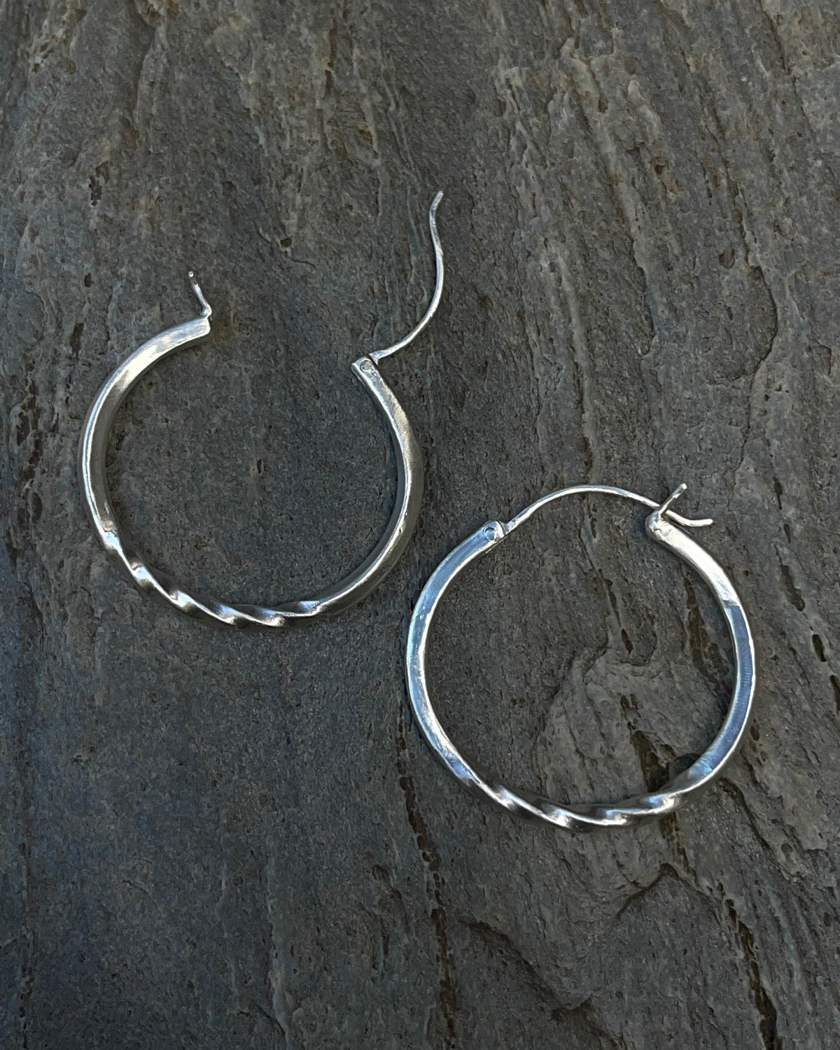 Medium twist hoop