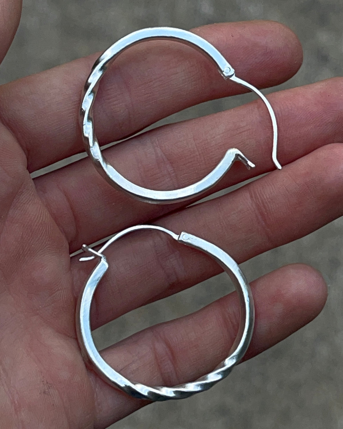 Medium twist hoop
